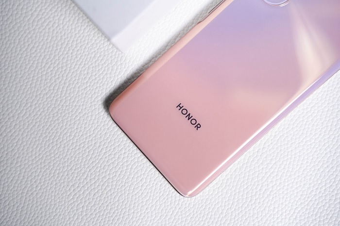 Logo Honor được bố trí ở phần thân dưới của máy