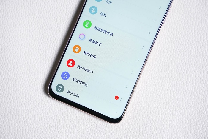 Cạnh viền 2 bên siêu mỏng, phần cằm còn hơi dày