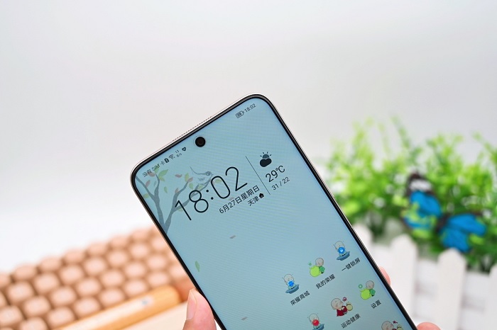 Camera selfie được đặt trong lỗ đục nhỏ trên màn hình có độ phân giải 16MP