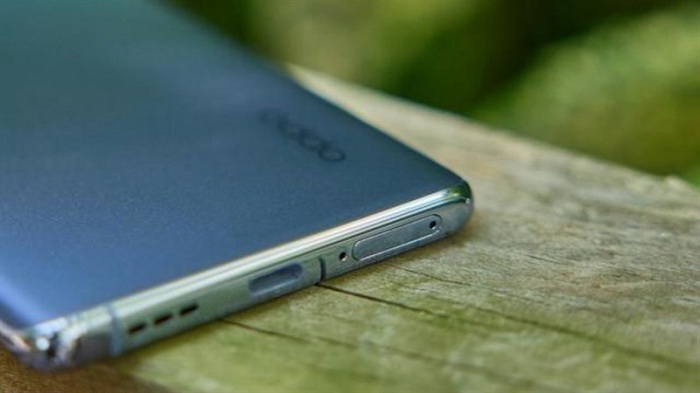 Cạnh đáy gồm loa, cổng sạc USB-C, micro thu âm, khe đựng SIM (máy hỗ trợ 2 SIM hoặc 1 thẻ nhớ)