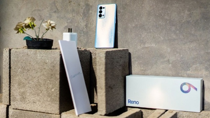 Đây là những phụ kiện đi kèm với máy. Tất cả đều được trang bị màu trắng chủ đạo