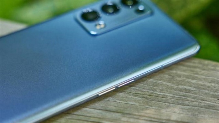 Cạnh trái là nút điều chỉnh âm lượng