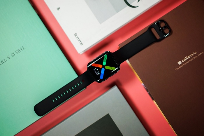 Dây đeo của máy đã được thiết kế theo kiểu “khoá” truyền thống hơn