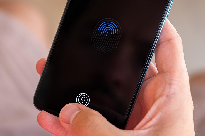 Cảm biến vân tay được tích hợp phía dưới màn hình cho tốc độ nhận diện nhanh chóng
