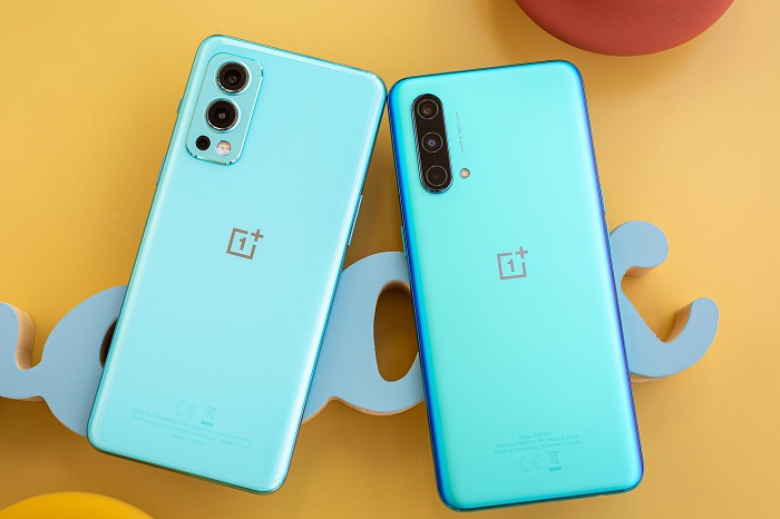 OnePlus Nord 2 (trái) và OnePlus 9 (bên phải)