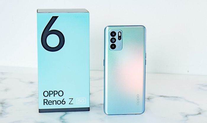 OPPO Reno6 Z 5G bên cạnh hộp đựng