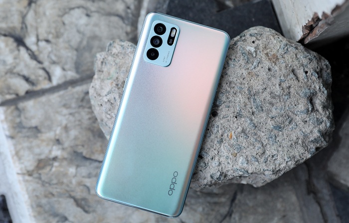 Mặt lưng Reno6 Z 5G rất bắt mắt