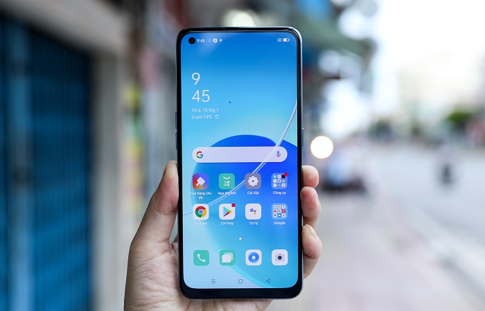 Mặt trước Reno6 Z 5G được trang bị màn hình đục lỗ thời thượng