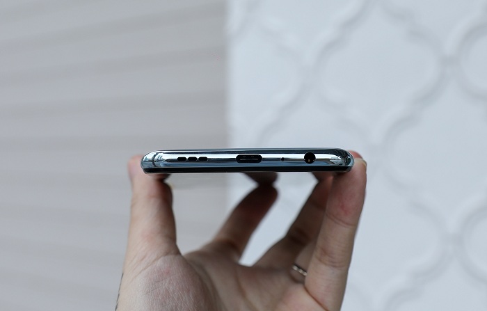 Cạnh đáy bố trí jack tai nghe 3.5mm, micro, cổng sạc USB-C và loa ngoài