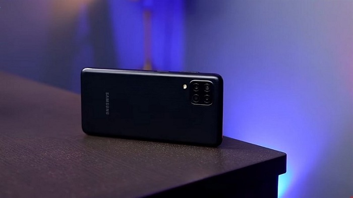 Cầm Galaxy F22 trên tay rất thoải mái