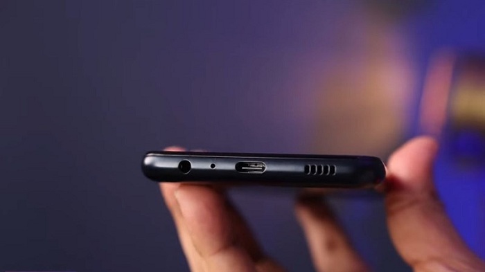 Cạnh đáy gồm: jack tai nghe 3.5mm, mic, cổng sạc USB-C và loa ngoài