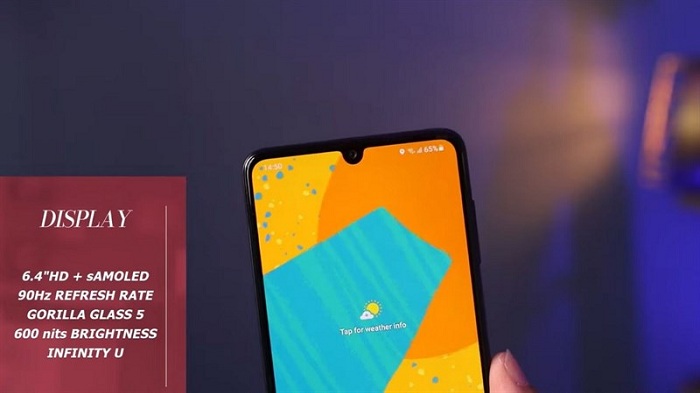 Camera selfie 13MP được đặt trong phần notch hình chữ U