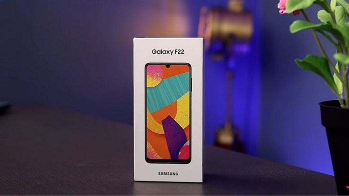Hộp đựng Galaxy F22 với mặt trước được in hình sản phẩm và có màu trắng trang nhã