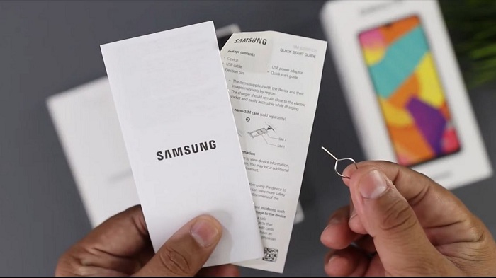 Sách hướng dẫn sử dụng và que chọc SIM
