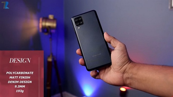 Galaxy F22 nặng 193 gram nên cầm rất đầm tay
