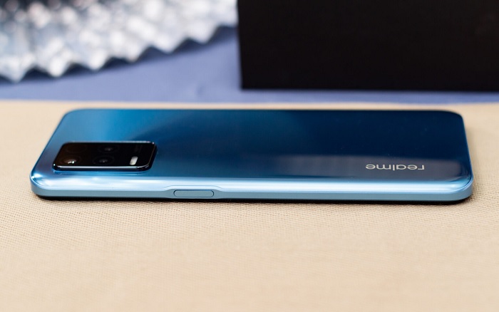 Cạnh phải được bố trí nút nguồn đi kèm cảm biến vân tay