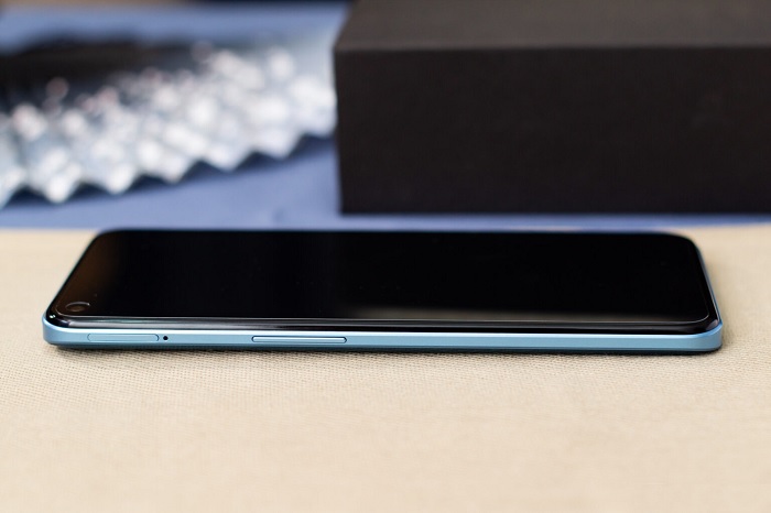 Cạnh trái được bố trí phím tăng giảm âm lượng và khay đựng SIM