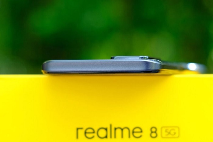 Đỉnh máy không có phím vật lý hay cổng kết nối nào cả