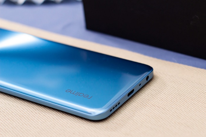 Cạnh đáy gồm jack tai nghe 3.5mm, micro, cổng USB Type-C và loa ngoài