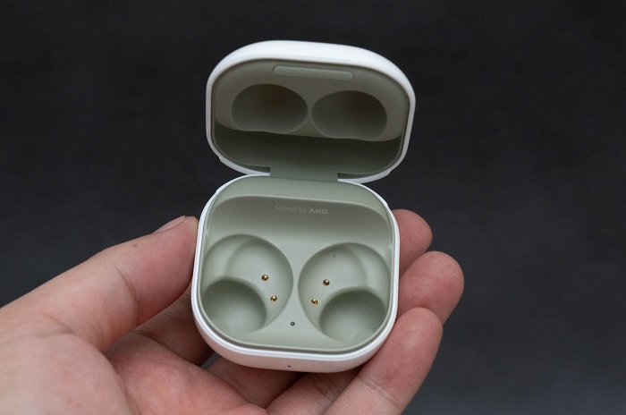 Bên trong hộp đựng tai nghe