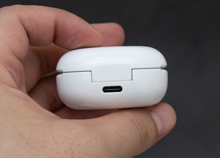 Mặt sau đi kèm cổng USB Type-c để sạc