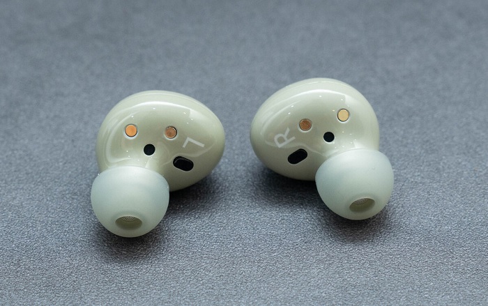 Galaxy Buds được tích hợp tính năng chống ồn chủ động giúp loại bỏ các tạp âm không lọt vào trong tai