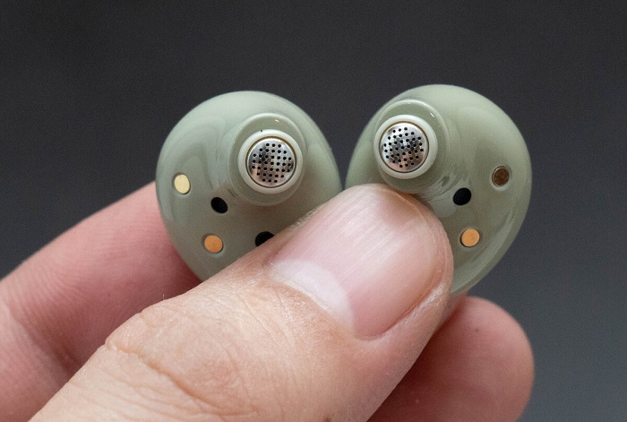 Galaxy Buds2 được tích hợp 3 micro