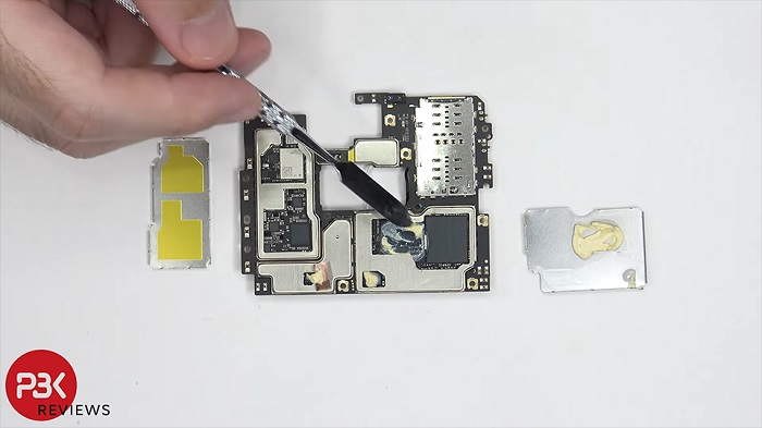 Các vi mạch nhỏ trên Nokia XR20