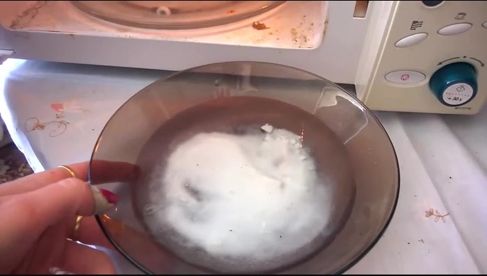 Baking soda sẽ giúp bạn xử lý các vết bẩn ở mức độ vừa phải