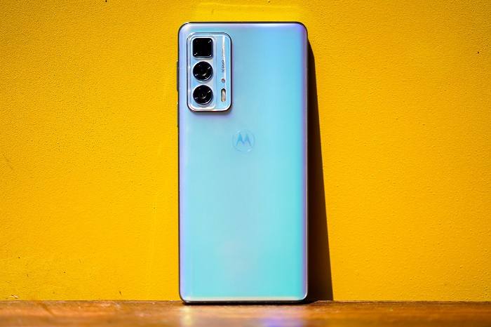 Motorola Edge S Pro được hoàn thiện từ 2 mặt kính cùng khung viền nhựa tương tự như Redmi K40