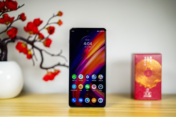 Motorola Edge S Pro được trang bị màn hình khá lớn với thiết kế “nốt ruồi”