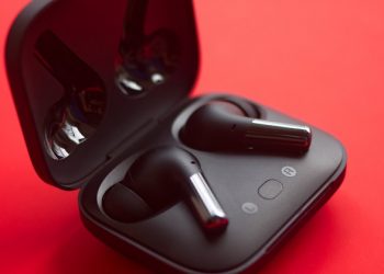 Cận cảnh OnePlus Buds Pro