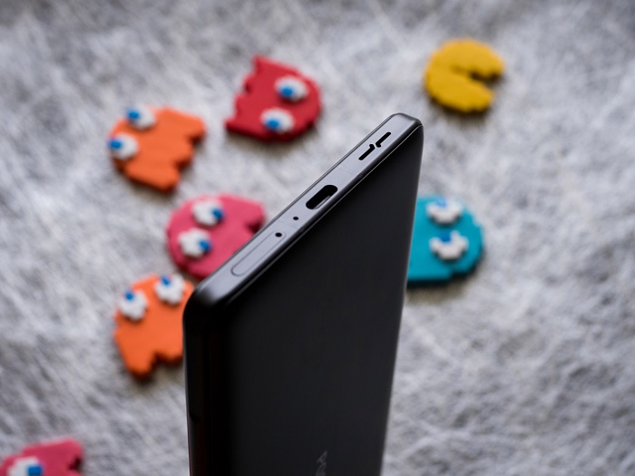 Cạnh đáy được bố trí khay sim, micro, cổng sạc và loa ngoài