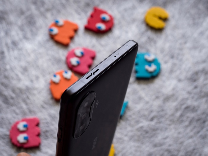 Đỉnh máy gồm cổng hồng ngoại, micro và loa ngoài