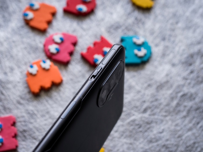 Cạnh phải của máy