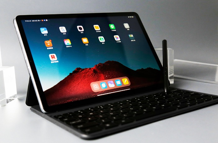 Mi Pad 5 như một chiếc laptop mini khi gắn thêm bàn phím
