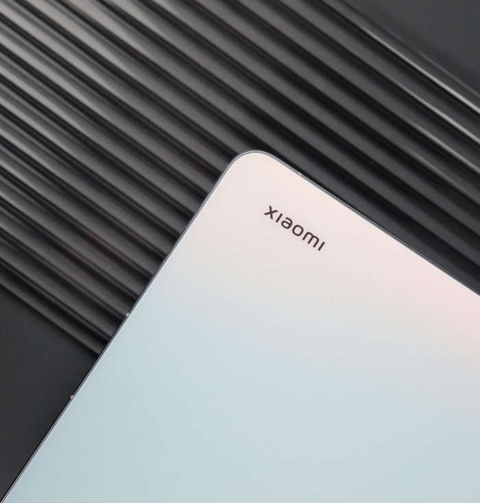 Logo Xiaomi được đặt tại một góc của máy