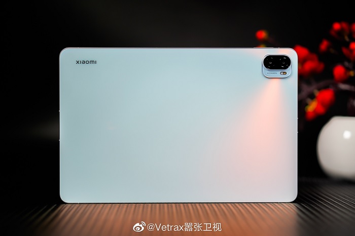 Mi Pad 5 đứng thẳng được trên một mặt phẳng