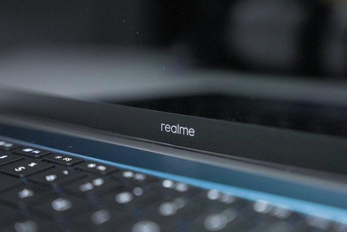 Logo realme được in ngay trên cạnh viền của máy