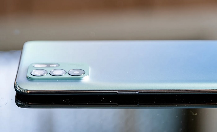 Cạnh phải là nơi đặt phím nguồn