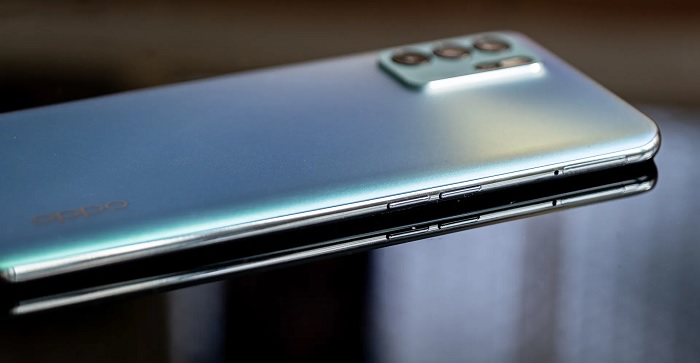 Cạnh trái là vị trí của phím tăng giảm âm lượng và khay đựng SIM