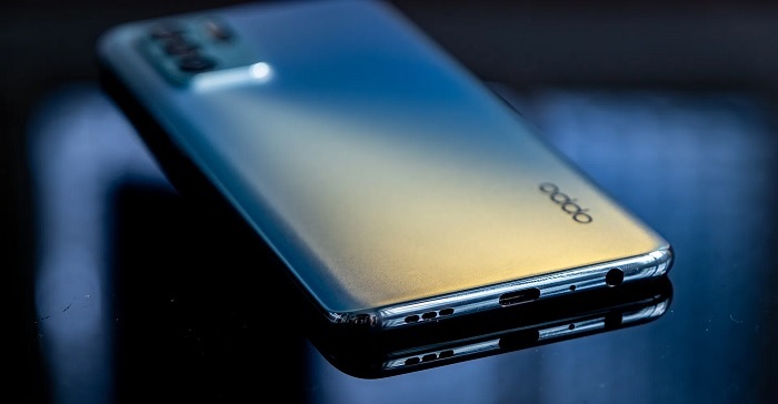 Cạnh đáy là loa ngoài, micro thoại, cổng USB-C và jack cắm tai nghe 3.5 mm