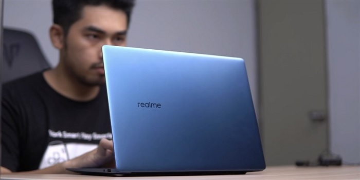 Mặt lưng bóng bẩy và được khắc logo Realme của hãng