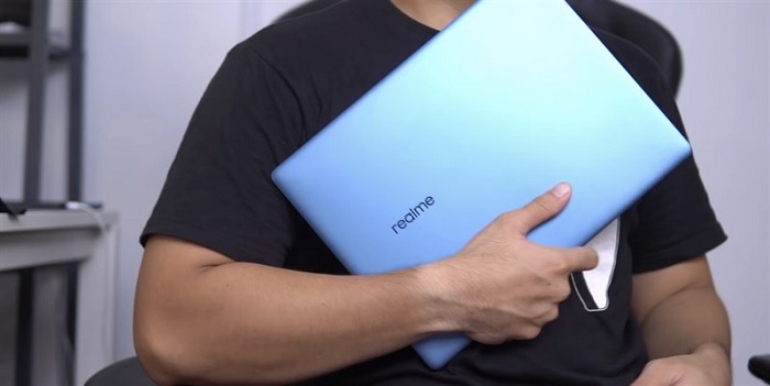 Trọng lượng 1,38 kg giúp người dùng dễ dàng đem theo bên mình