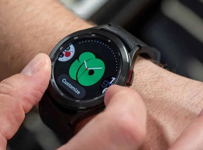 Galaxy Watch4 Classic sử dụng vòng xoay bezel vật lý