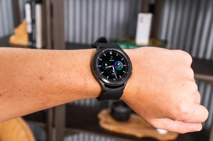 Galaxy Watch4 Classic khi đeo trên tay