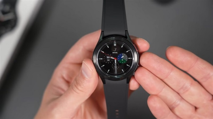 Watch4 Classic chạy hệ điều hành WearOS