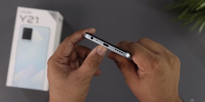 Cạnh đáy gồm: loa ngoài, cổng sạc USB Type-C. micro và jack tai nghe 3.5mm