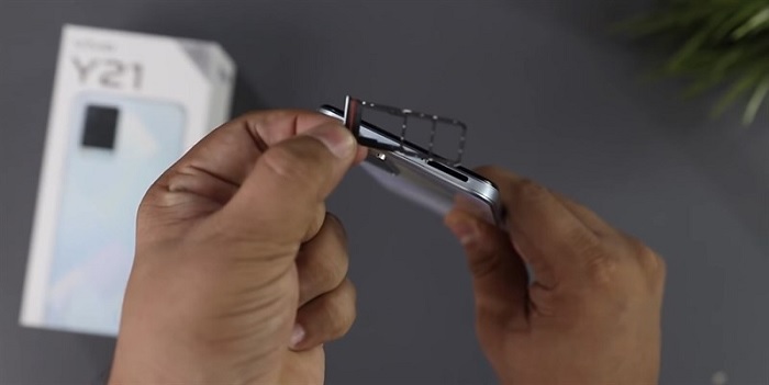 Đỉnh máy được bố trí khay cắm thẻ sim và thẻ nhớ