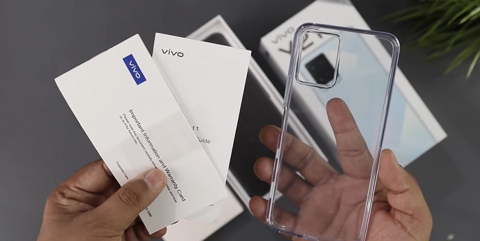 Ốp lưng được tặng kèm và sách hướng dẫn sử dụng